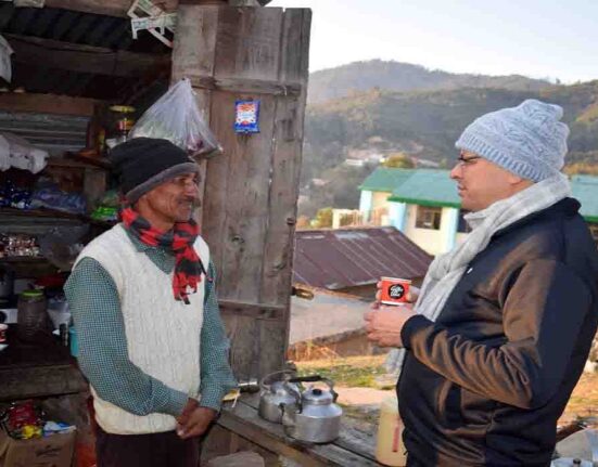 Uttarakhand Pushkar Singh Dhami went on morning walk in Champawat चंपावत में मॉर्निंग वॉक पर निकले CM धामी, सड़क पर लोगों से मिले, चाय पी