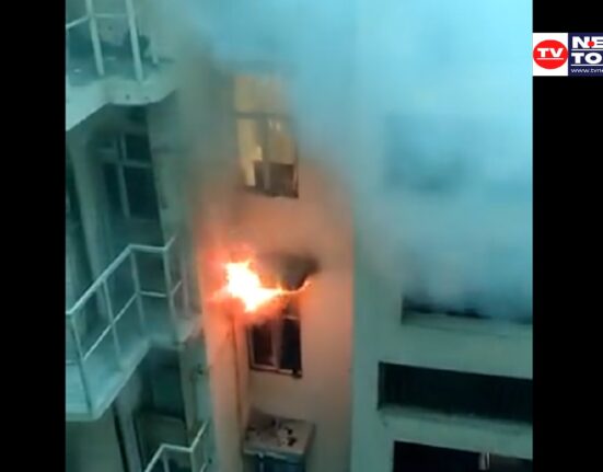 Greater Noida West Fire in Gaur City 5th Avenue Society flat Goods worth lakhs burnt, Greater Noida flat catches fire, Gaur City 5th Avenue flat catches fire, Greater Noida society flat fire, viral video, ग्रेटर नोएडा वेस्ट गौर सिटी 5वें एवेन्यू सोसाइटी के फ्लैट में आग, ग्रेटर नोएडा के फ्लैट में आग लगी, गौर सिटी 5वें एवेन्यू के फ्लैट में आग, ग्रेटर नोएडा सोसाइटी के फ्लैट में आग, वायरल वीडियो