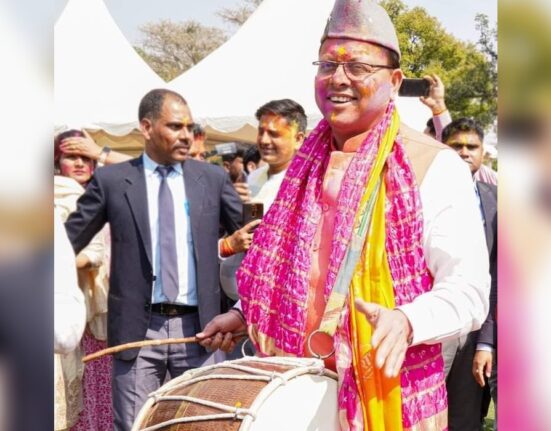 Holi 2023 Uttarakhand CM Pushkar Dhami danced on hill songs on Holi celebration, Uttarakhand news, uttarakhand news in hindi, uttarakhand news hindi, uttarakhand hindi news, latest uttarakhand news, उत्तराखंड समाचार, उत्तराखंड न्यूज़, पुष्‍कर सिंह धामी न्‍यूज