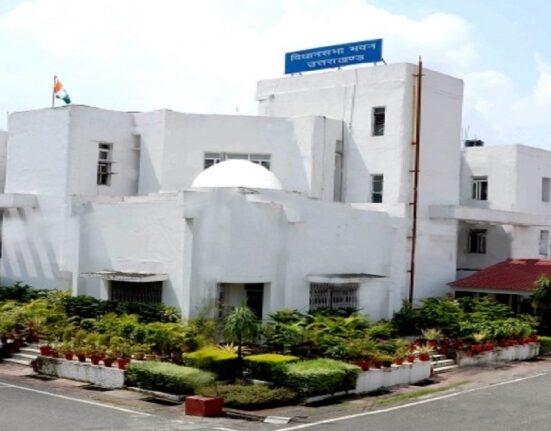 Uttarakhand Vidhan Sabha employee received notice father death came in shock, Uttarakhand news, uttarakhand assembly, dismissed employee, death in shock, backdoor recruitment, हार्टअटैक, heart attack, Dehradun News in Hindi, Latest Dehradun News in Hindi, Dehradun Hindi Samachar