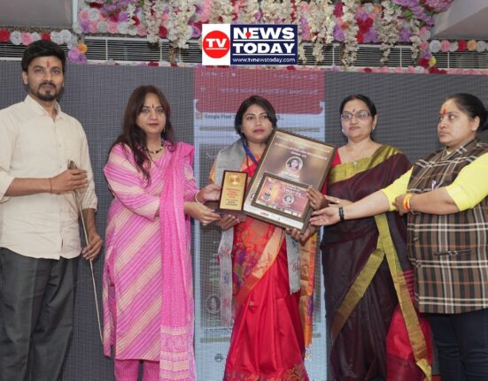 Mompi Guria received the International Women's Inspiration Award MP Hema Malini was specially present